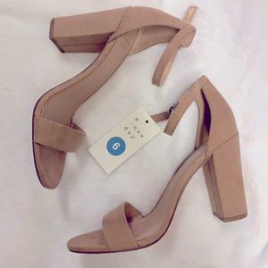 NWT Size 6 Nude block heels